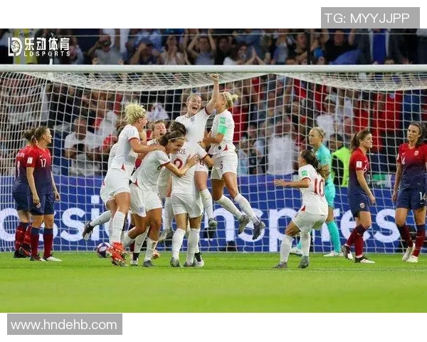 顶级足球明星在比赛中怒怼裁判引发热议球迷纷纷支持与反对声音交织